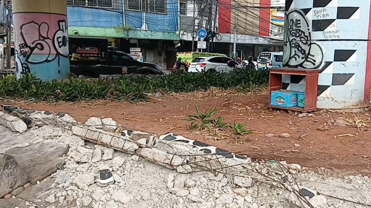 Pagar Taman Flyover Kampung Melayu Raib Digondol 'Rayap Besi'