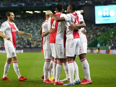Para pemain Ajax merayakan setelah Sebastien Haller mencetak gol ke gawang Sporting CP pada pertandingan Grup C Liga Champions di Stadion Alvalade, Lisbon, Portugal, Rabu (15/9/2021). Ajax menang 5-1. (AP Photo/Armando Franca)