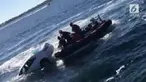 Sebuah mobil yang dikendarai lansia terjun ke laut.
