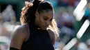 Mantan petenis nomor satu dunia, Serena Williams berjalan saat melawan petenis Jepang, Naomi Osaka pada babak pertama Miami Terbuka di Crandon Park, Rabu (21/3). Serena langsung angkat koper di babak pertama dengan skor 3-6, 2-6. (AP/Lynne Sladky)
