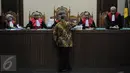 Doddy Aryanto Supeno bersalaman dengan Majelis Hakim usai pembacaan putusan di Pengadilan Tipikor Jakarta, Rabu (14/9). Sebagaimana diketahui, Doddy didakwa menyuap Panitera PN Jakarta Pusat Edy Nasution sebesar Rp150 juta. (Liputan6.com/Faizal Fanani)