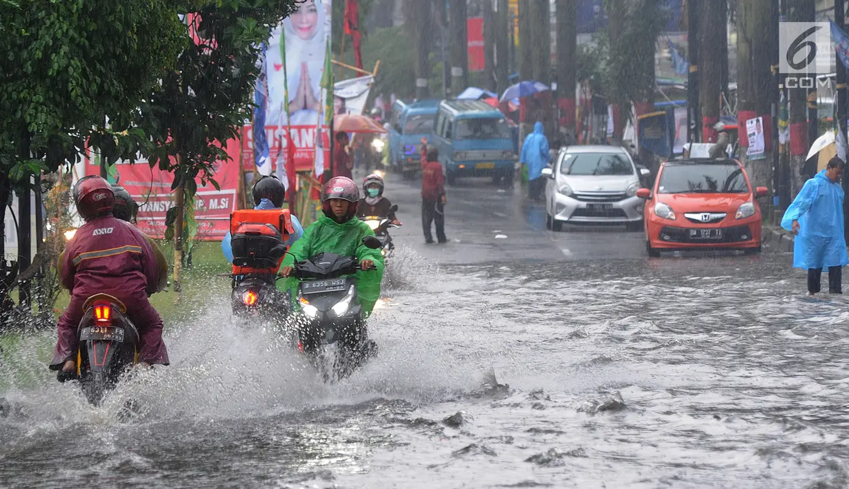 Pengendara bermotor melewati banjir di Jalan Cinere Raya (depan Mall Cinere), Depok, Jawa Barat, Minggu (31/3). Banjir menyebabkan kemacetan panjang di ruas jalan yang menghubungkan Lebak Bulus-Depok. (merdeka.com/Arie Basuki)
