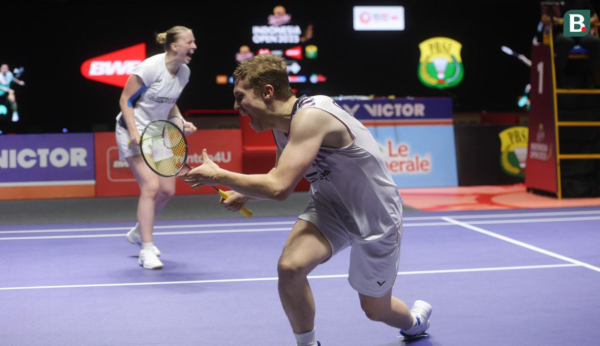 Kemenangan ini menjadi sejarah baru karena Gicquel/Delrue menjadi pebulu tangkis asal Prancis pertama yang memenangi Indonesia Open maupun ajang BWF World Tour Super 1000. (Bola.com/M Iqbal Ichsan)