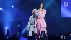 Penyanyi asal Inggris, Dua Lipa tampil di Konser Lazada Super Party di ICE BSD, Serpong, Tangerang Selatan, Banten, Selasa (26/3/2019). Konser perdana persembahan Lazada ini digelar dalam rangka memperingati hari jadinya yang ke- 7. (Fimela.com/Bambang Ekoros)