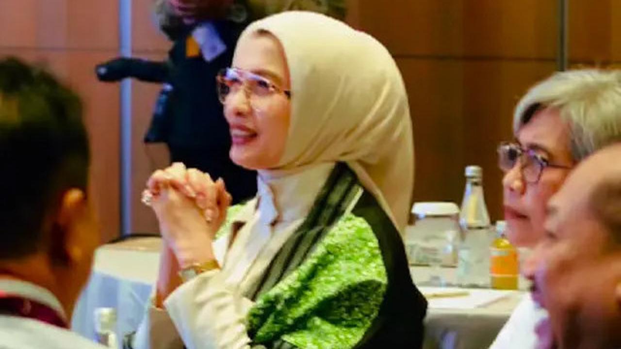 4 Gaya Outer Arzeti Bilbina, Modest Fashion ala Politisi yang Stylish dan Beretika