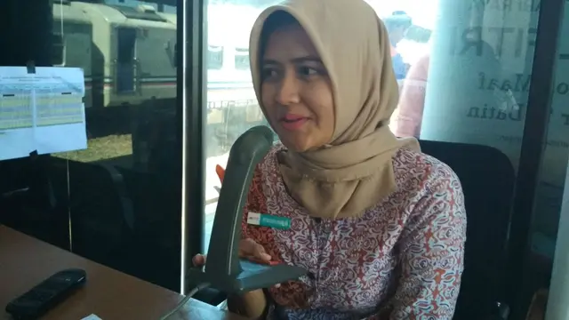 Penyiar Cantik Dibalik Kelancaran Perjalanan Kereta Api di Stasiun Cirebon