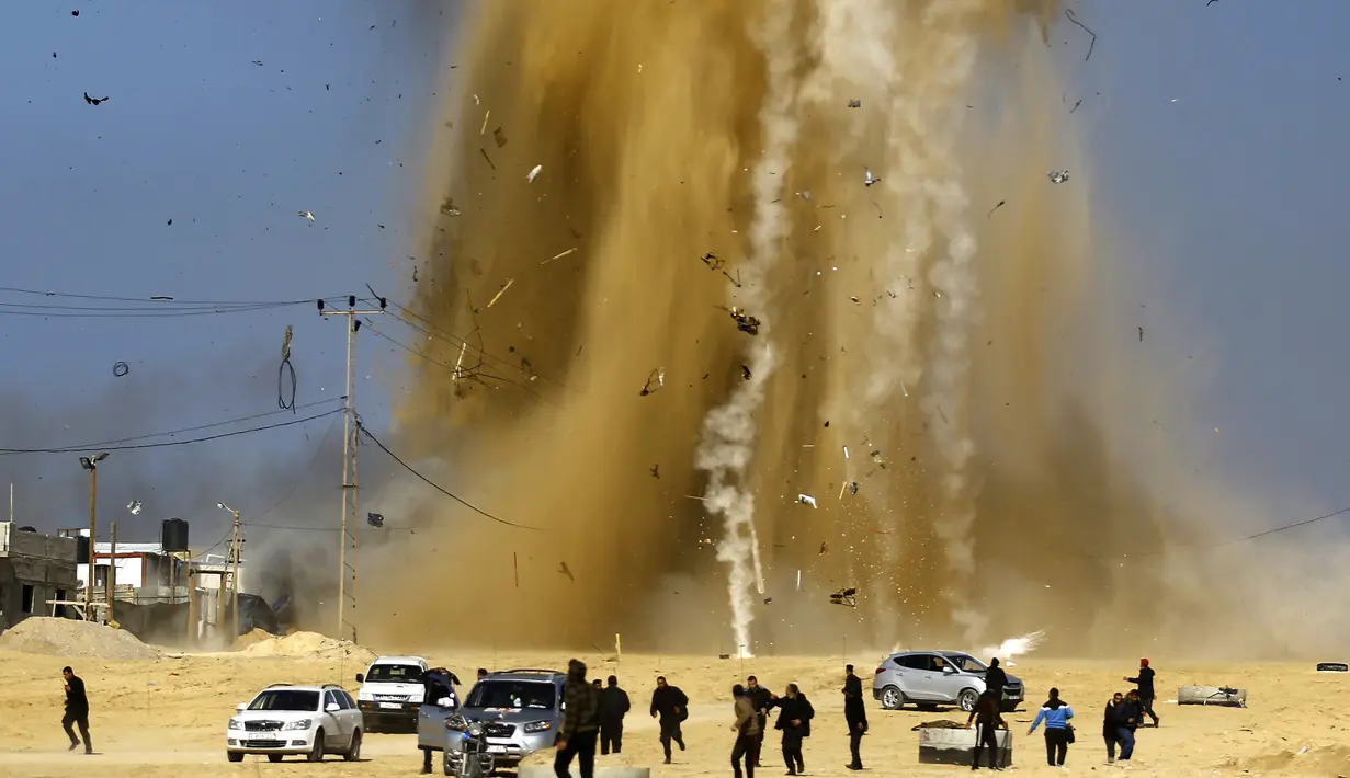 Roket ditembakkan oleh Israel melalui serangan udara meledak di Jalur Gaza Utara, Senin (6/2). Serangan itu ditujukan Israel untuk melumpuhkan Hamas. (AFP PHOTO / MOHAMMED ABED)