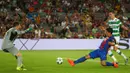 Proses terjadinya gol ketujuh Barcelona ke gawang Celtic yang dicetak oleh Luis Suarez. Dua gol yang dicetak pemain Uruguay ini terjadi pada babak kedua. (Reuters/Paul Hana)