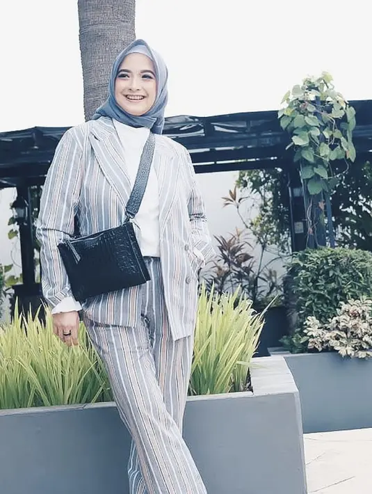 Dalam balutan blazer, ia tampak profesional namun tetap chic. [Foto: Instagram/ Andhara Early]