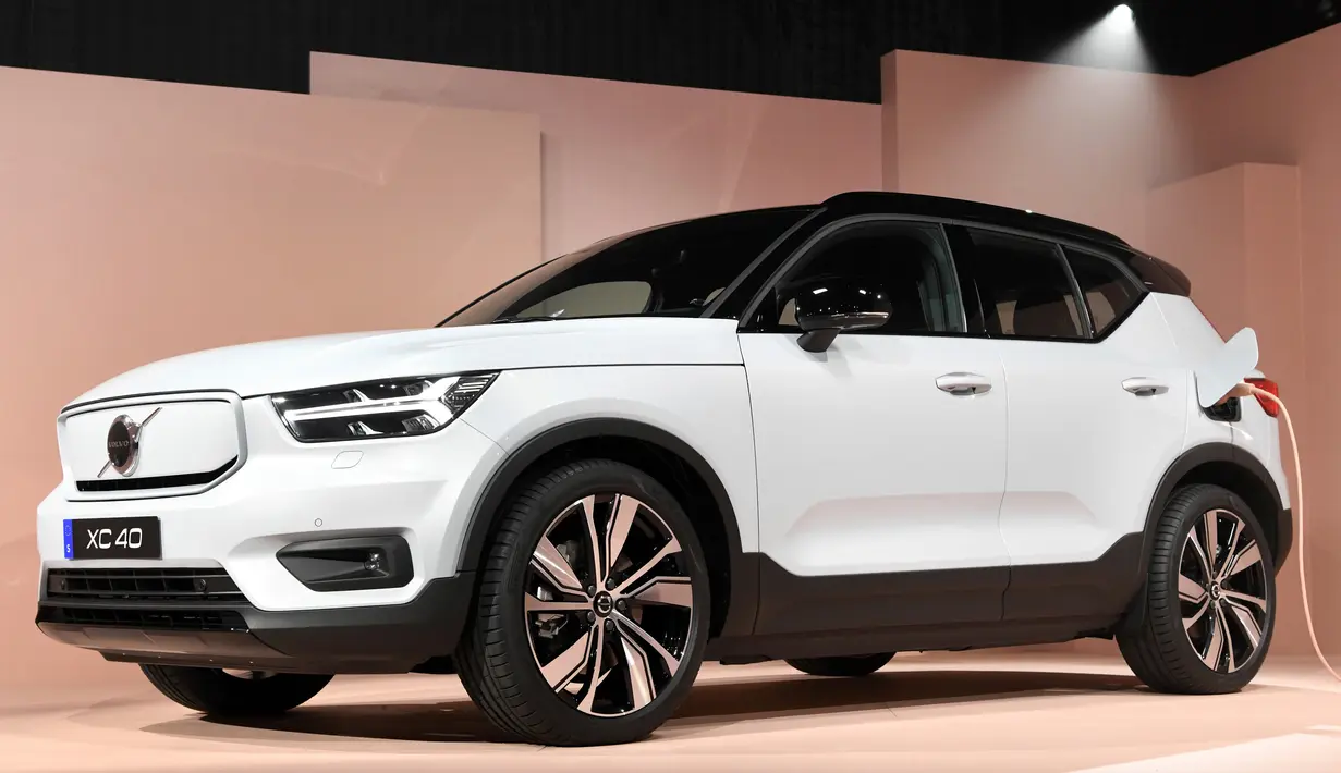 Volvo resmi meluncurkan mobil listrik perdananya, XC40 Recharge dalam acara di Los Angeles, 16 Oktober 2019. Bodi mobil didominasi hitam dan putih dengan warna hitam terdapat pada fasia bagian bawah, spion, dan atap, sementara bagian lainnya bewarna putih. (AP/Michael Owen Baker)