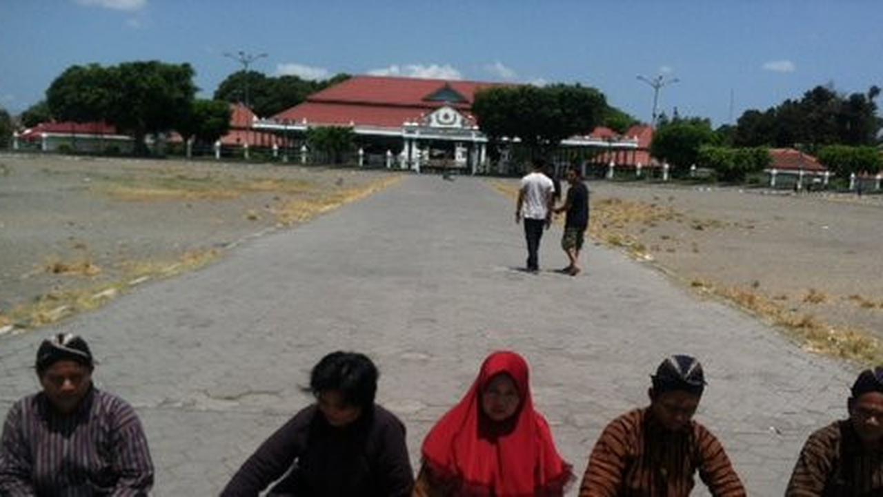 5 PKL jalani Topo Pepe di depan Keraton Yogyakarta