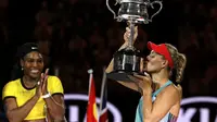 Petenis putri Angelique Kerber tampil sebagai juara Australia Terbuka (Reuters)