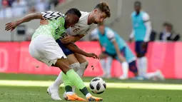 Pemain Nigeria John Obi Mikel (kiri) berebut bola dengan Gary Cahill dalam laga uji coba Piala Dunia 2018 di Stadion Wembley, London, Inggris, Sabtu (2/6). Inggris berhasil menekuk Nigeria dengan skor 2-1.  (AP Photo/Matt Dunham)