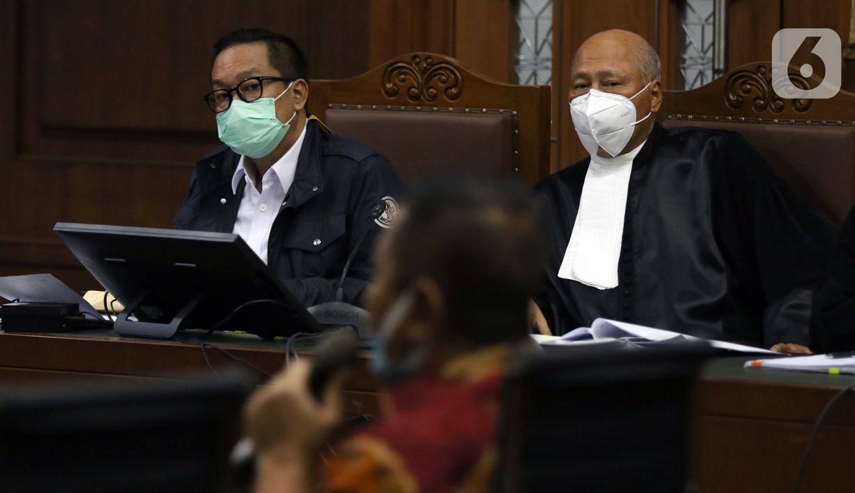 Terdakwa kasus dugaan suap penghapusan red notice atas nama Djoko S Tjandra, Brigjen (Pol) Prasetijo Utomo (kiri) saat menjalani sidang lanjutan di Pengadilan Tipikor Jakarta, Senin (7/12/2020). Sidang menyimak keterangan saksi-saksi. (Liputan6.comHelmi Fithriansyah)