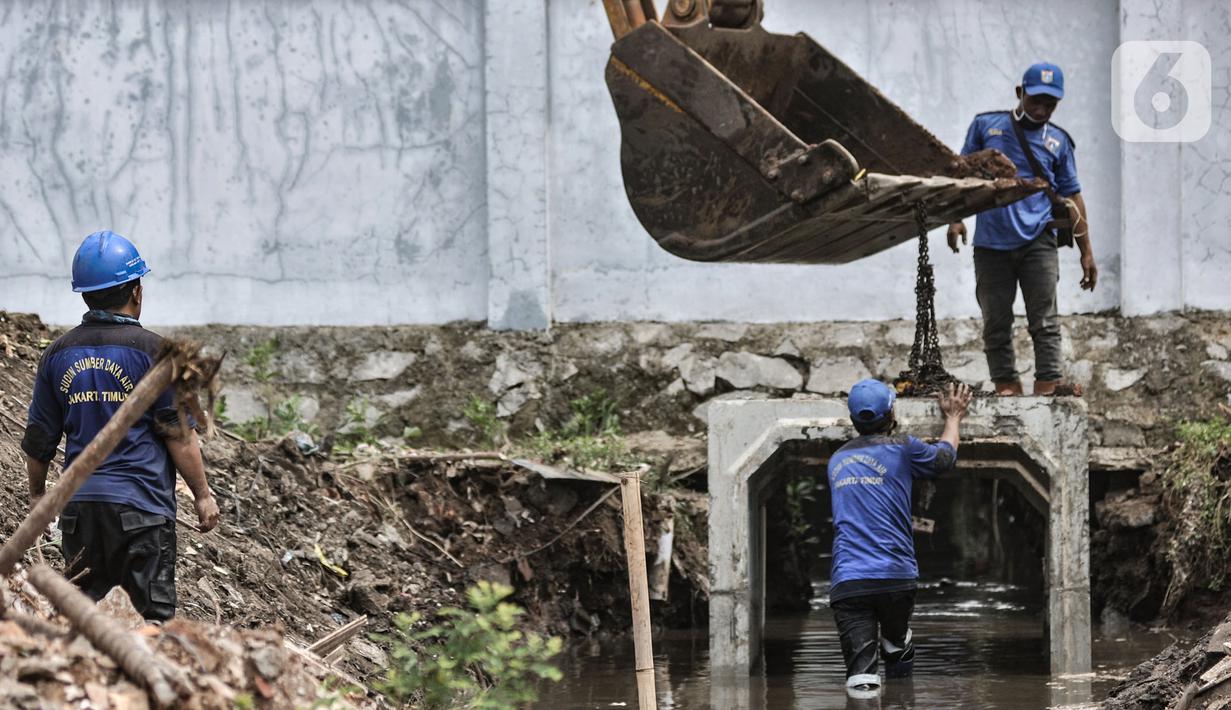 Alat berat menyelesaikan pembuatan Waduk Pilar Jati atau Wirajasa di Cipinang Melayu, Jakarta Timur, Selasa (22/9/2020). Pembuatan waduk yang ditargetkan rampung pada akhir 2020 tersebut diharapkan dapat mencegah banjir yang kerap melanda kawasan Cipinang Melayu. (merdeka.com/Iqbal Nugroho)