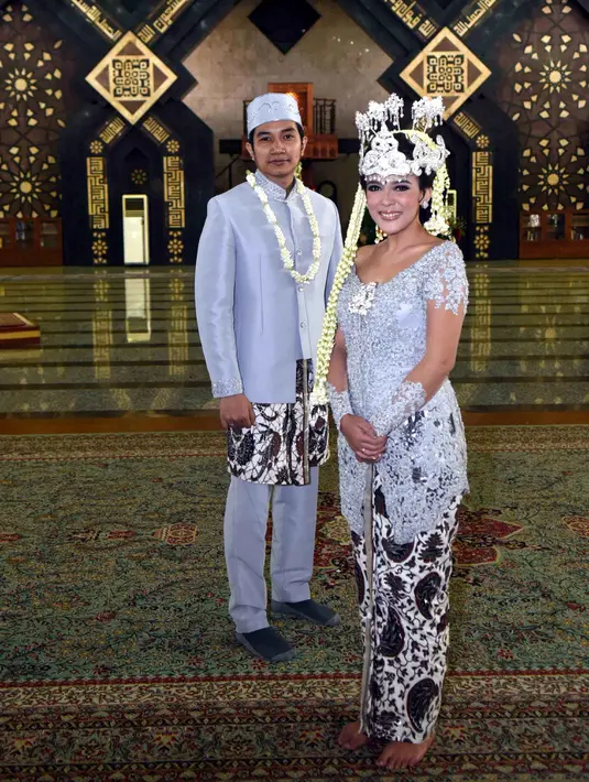 Kamis, 11 Mei 2017, gitaris Maliq and D’Essential resmi mempersunting Fikha yang telah menjadi kekasihnya selama empat tahun belakangan ini. Pernikahan berlangsung di Masjid At Tin, Taman Mini Indonesia, Jakarta Timur. (Nurwahyunan/Bintang.com)