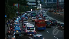 Sejumlah kendaraan terjebak kemacetan di kawasan Jalan Sudirman, Jakarta, Senin (26/1/2015). (Liputan6.com/Faizal Fanani)