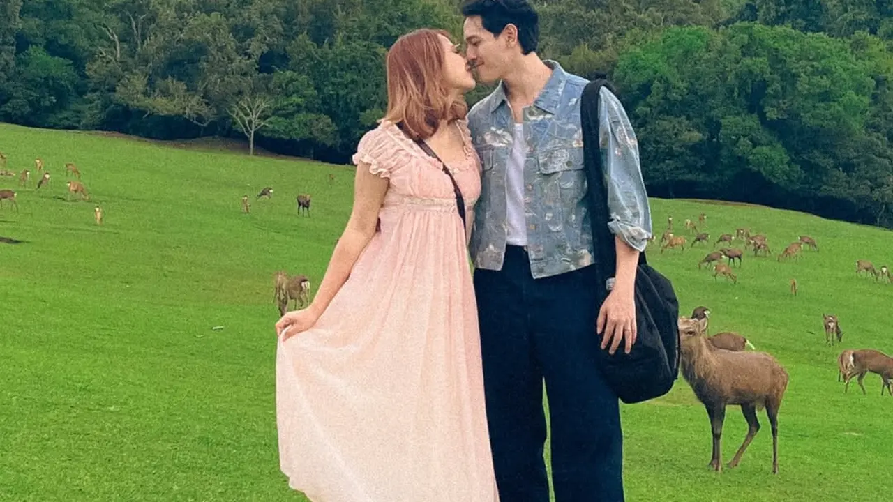 Dreamy Honeymoon di Negeri Sakura, 6 Potret Gaya Vintage Puitis Nadin Amizah di Jepang