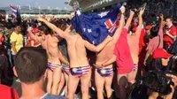 Sembilan warga negara Australia berjoget sambil telanjang dengan hanya memakai celana dalam bercorak bendera Malaysia selepas balapan GP Malaysia di Sirkuit Sepang, Minggu (2/10/2016). (Bola.com/Twitter/nikasyraaf)