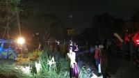 Proses evakuasi minibus elf yang tertabrak kereta api Probowangi di Lumajang (Istimewa)