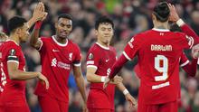 Gelandang Liverpool Wataru Endo, tengah, berselebrasi setelah mencetak gol kedua timnya ke gawang Toulouse pada matchday 3 Grup E Liga Europa 2023/2024 di Anfield, Jumat (27/10/2023) WIB. (AP Photo/Jon Super)