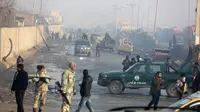 Suasana lokasi sehari setelah serangan di Kabul, Afghanistan (15/1). Menurut pejabat setempat, seorang pembom bunuh diri Taliban meledakkan kendaraan bermuatan bahan peledak pada Senin malam. (AP Photo/Rahmat Gul)