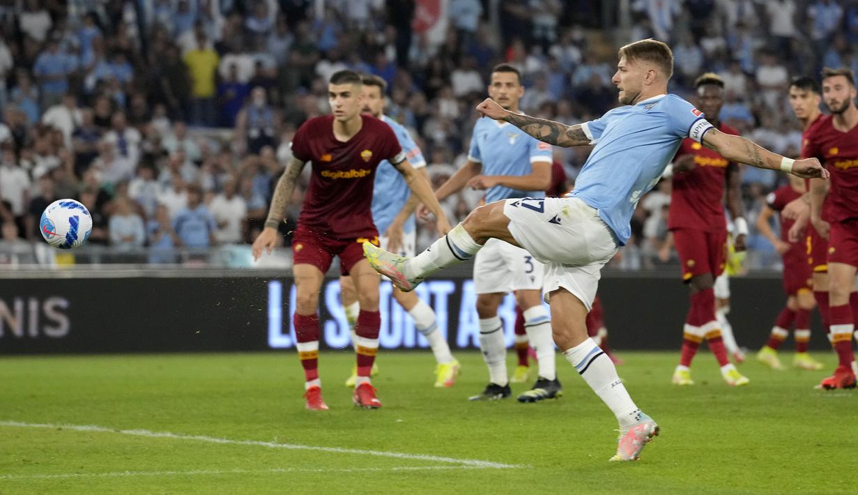 Lazio berpeluang menambah gol pada menit ke-37. Tembakan Ciro Immobile masih melenceng di sisi gawang Rui Patricio. (AP/Andrew Medichini)