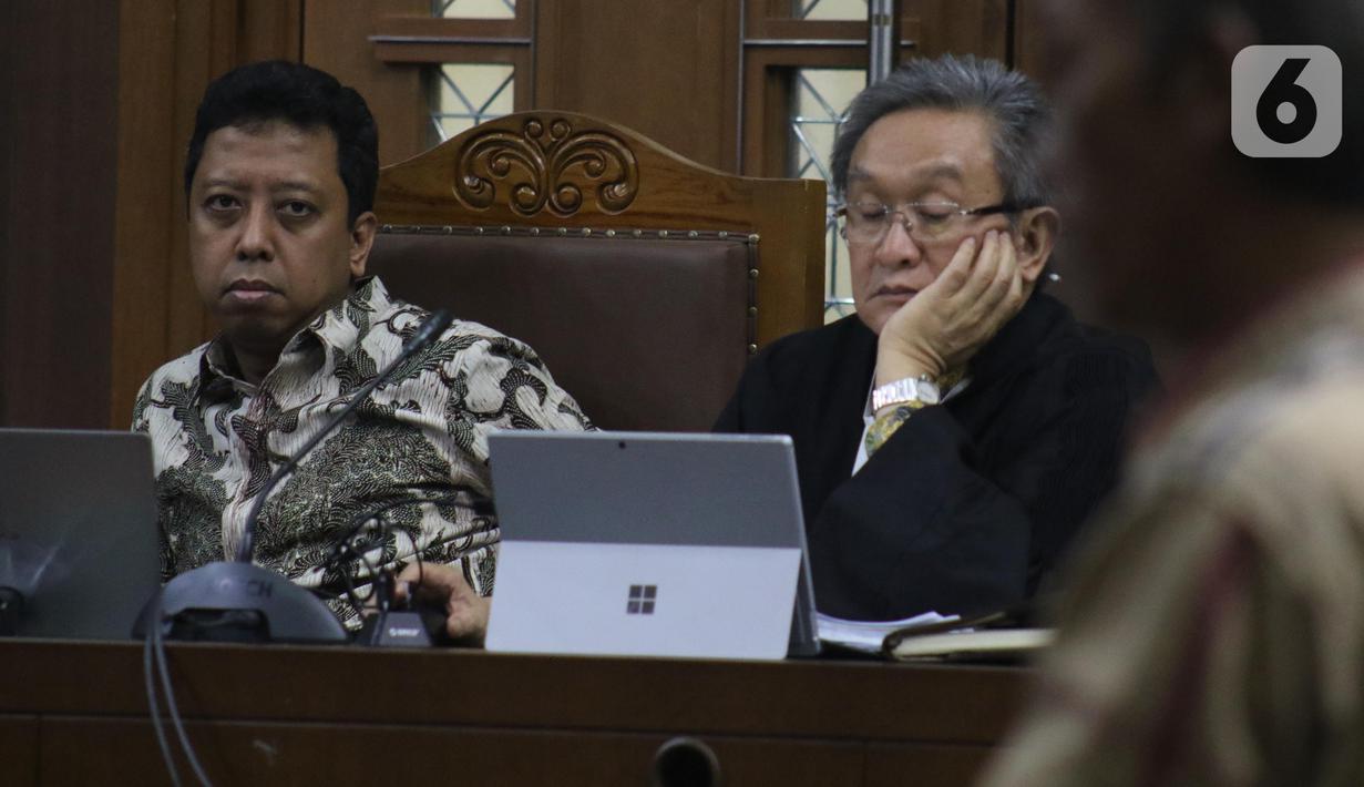 Terdakwa dugaan suap jual-beli jabatan di lingkungan Kemenag, M Romahurmuziy (kiri) menyimak keterangan saksi saat menjalani sidang lanjutan di Pengadilan Tipikor, Jakarta, Rabu (27/11/2019). Sidang mendengar keterangan dua orang saksi. (Liputan6.com/Helmi Fithriansyah)