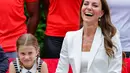 Duke dan Duchess of Cambridge Kate Middleton dan dan Putri Charlotte (kiri) berpose untuk difoto selama kunjungan ke SportsAid House pada hari kelima Commonwealth Games di Birmingham, Inggris tengah (2/8/2022). Ibu tiga anak ini tampil trendi dalam setelan celana putih Alexander McQueen seharga £1.945 untuk acara tersebut, yang pertama kali ia kenakan selama tur Karibia awal tahun ini. (AFP/Pool/Chris Jackson)