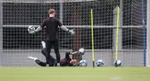Dua kiper Timnas Jerman U-17, Max Schmitt (kanan) dan Louis Babatz melakukan latihan menjelang laga final Piala Dunia U-17 2023 di Lapangan Kota Barat, Solo, Kamis (30/11/2023). (Bola.com/Bagaskara Lazuardi)
