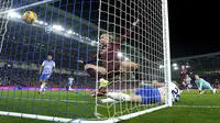 Pemain Manchester City, Erling Haaland (tengah) mencetak gol ke gawang Brighton pada laga lanjutan Liga Inggris 2024/2025 yang berlangsung di American Express Community Stadium, Brighton, Inggris, Minggu (10/11/2024) WIB. (AP Photo/Alastair Grant)