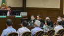 Lima terdakwa kasus dugaan korupsi tata kelola minyak mentah dan produk kilang pada PT Pertamina Subholding dan Kontraktor Kontrak Kerja Sama (KKKS) tahun 2018-2023 saat menjalani sidang tuntutan di Pengadilan Tindak Pidana Korupsi (Tipikor), Jakarta, Rabu (22/4/2026). Lima terdakwa kasus dugaan korupsi tata kelola minyak mentah dan produk kilang menjalani sidang tuntutan di Pengadilan Tindak Pidana Korupsi, Jakarta, Rabu 22 April 2026. (merdeka.com/Arie Basuki)