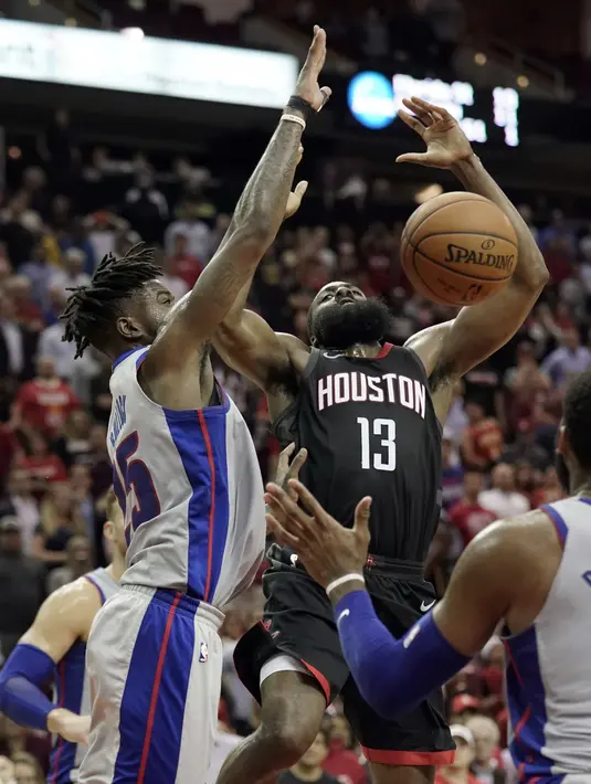 Pemain Houston Rockets, James Harden (13) kehilangan bola saat duel dengan pemain Detroit,  Reggie Bullock (25) pada laga NBA basketball game, di Toyota Center, Houston, (22/3/2018). Rockets menang 100-96. (AP/David J. Phillip)
