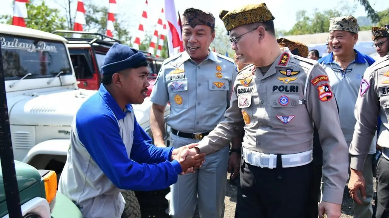 Kepala Korps Lalu Lintas (Kakorlantas) Polri Irjen Pol Firman Shantyabudi mengikuti dialog interaktif dengan para Dirlantas Polda seluruh Indonesia dalam acara bakti sosial menjelang Hari Ulang Tahun (HUT) ke-68 Lalu Lintas Bhayangkara (Div Humas Korlanta