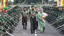 Pangdam Jaya/Jayakarta yang baru, Mayjen TNI Eko Margiyono (tengah) memasuki Markas Kodam Jaya, Jakarta, Kamis (31/1). Sebelumnya, Mayjen TNI Eko Margiyono menjabat sebagai Komandan Jenderal (Danjen) Kopassus. (Liputan6.com/Helmi Fithriansyah)