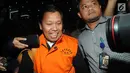 Direktur Utama PTPN III (Persero) Dolly Pulungan usai menjalani pemeriksaan di Gedung KPK, Jakarta, Rabu (4/9/2019). Dolly Pulungan ditahan 20 hari ke depan guna mempermudah pemeriksaan terkait dugaan menerima suap pengelolaan distribusi gula di PTPN III. (merdeka.com/Dwi Narwoko)