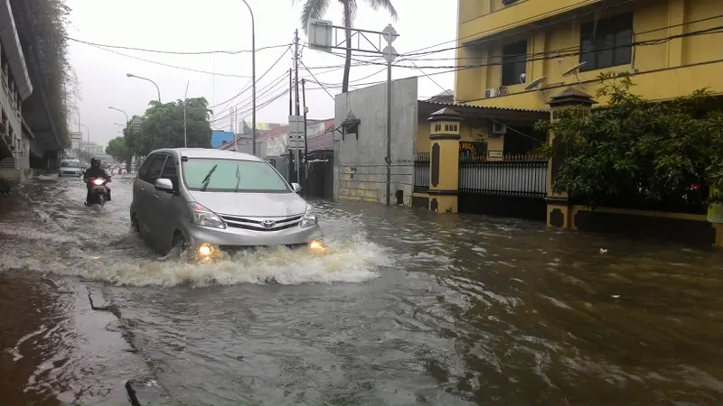 Jalan Pramuka Banjir 50 Cm, Sebagian Jalan Ditutup