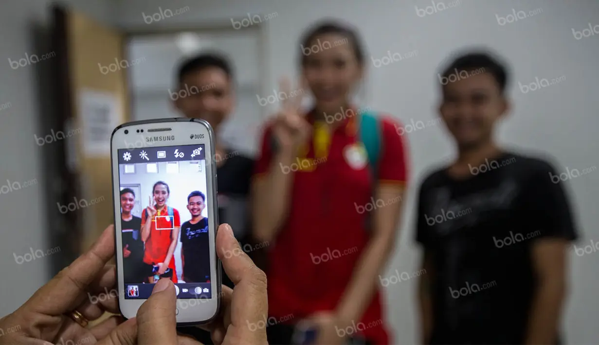 Para fans di Kota Yogyakarta tampak senang dan mengapresiasi keramahan yang ditunjukan oleh Yolla Yuliana. (Bola.com/Vitalis Yogi Trisna)