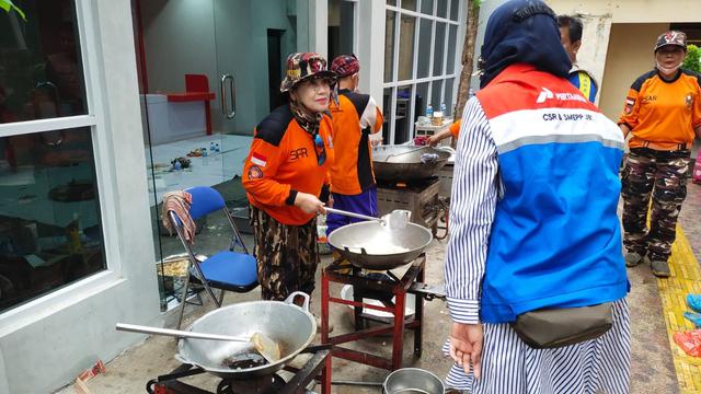 Pertamina menyalurkan bantuan Bright Gas dan logistik berupa sembako ke posko utama di Balai Kota Semarang secara berangsur pada Sabtu malam (31/12) dan Minggu pagi (1/1). (Dok Pertamina)