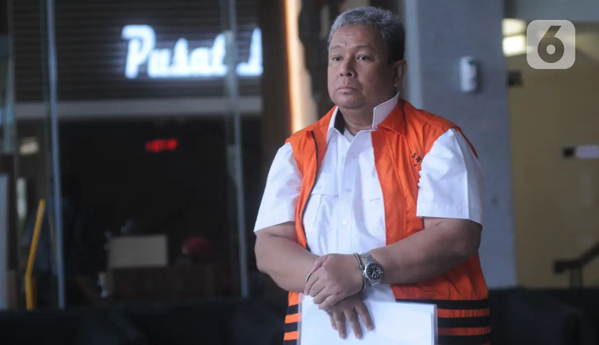 Mantan Dirut Perum Jasa Tirta II Djoko Saputro usai pemeriksaan di gedung KPK, Jakarta, Jumat (27/12/2019). Berkas perkara Djoko Saputro terkait kasus suap pengadaan pekerjaan jasa konsultasi di Perum Jasa Tirta II tahun 2017 telah lengkap (P21) dan siap disidangkan. (merdeka.com/Dwi Narwoko)