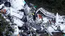 Regu penyelamat saat mencari korban diantara puing-puing pesawat  LaMia Airlines yang terjatuh di areal hutan Kolombia, (29/11/2016).  (Reuters/Fredy Builes)