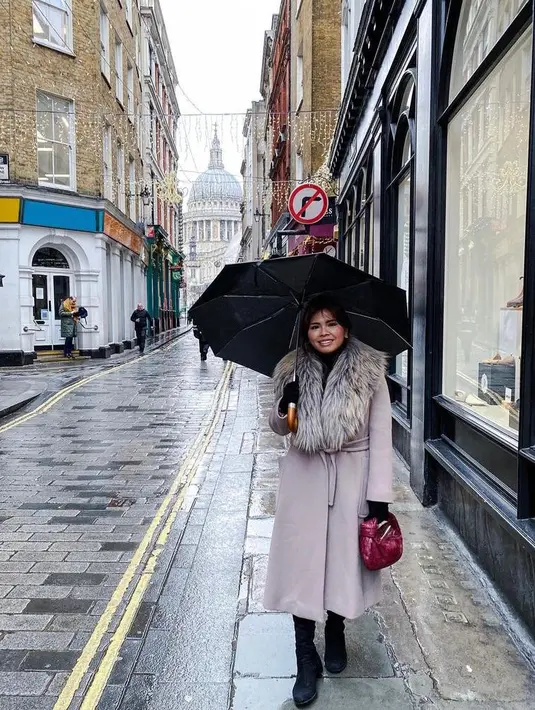 Seperti dalam potret ini, berpose di jalan St. Paul’s Cathedral, perempuan kelahiran 16 Mei 1995 ini tampil glamor dalam balutan coat dengan detail fur pada kerah. Gayanya diperlengkap dengan sepatu boots dan handbag mewah. (Instagram/feliciahutapeaaa).
