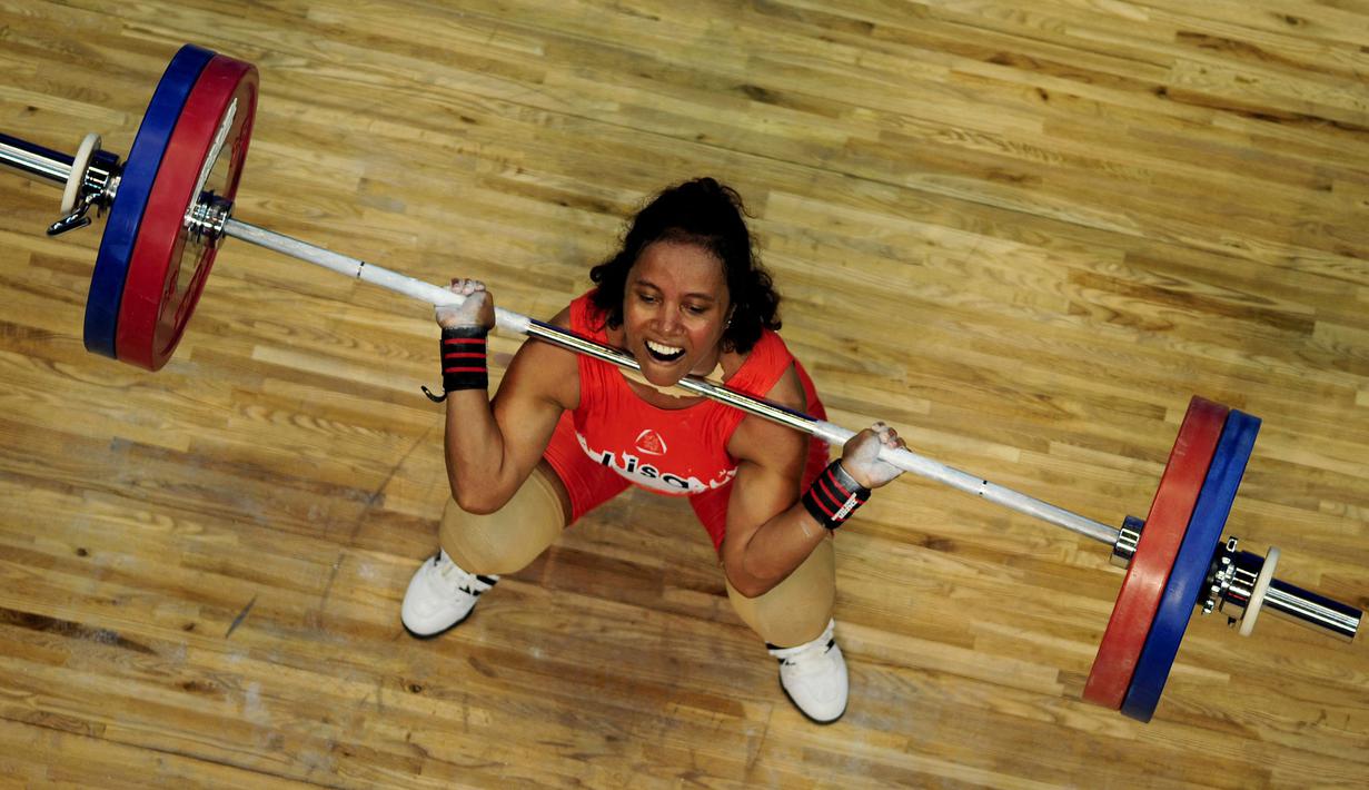 Lisa Rumbewas merupakan lifter yang bergemilang berprestasi. Ia tercatat berhasil mempersembahkan tiga medali Olimpiade untuk Indonesia. (AFP/Stringer)