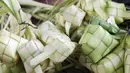 Penampakan kulit ketupat yang siap untuk dijual di Pasar Kemiri Muka, Depok, Jawa Barat, Selasa (12/6). Pedagang membanderol satu ikat kulit ketupat isi 10 dengan harga Rp 10 ribu. (Liputan6.com/Herman Zakharia)