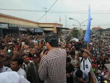 Ribuan orang berkumpul menutup jalan di depan Pasar Induk Kajen, Jalan Diponegoro, Pekalongan, Kamis (19/6/2014) (Liputan6.com/Herman Zakharia)
