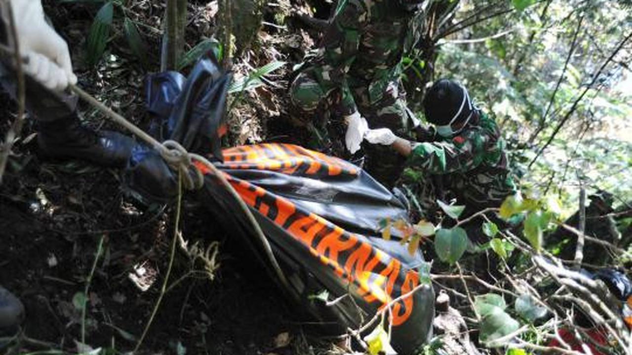Saat evakuasi jenazah korban pesawat Sukhoi dibawa menggunakan helikop 