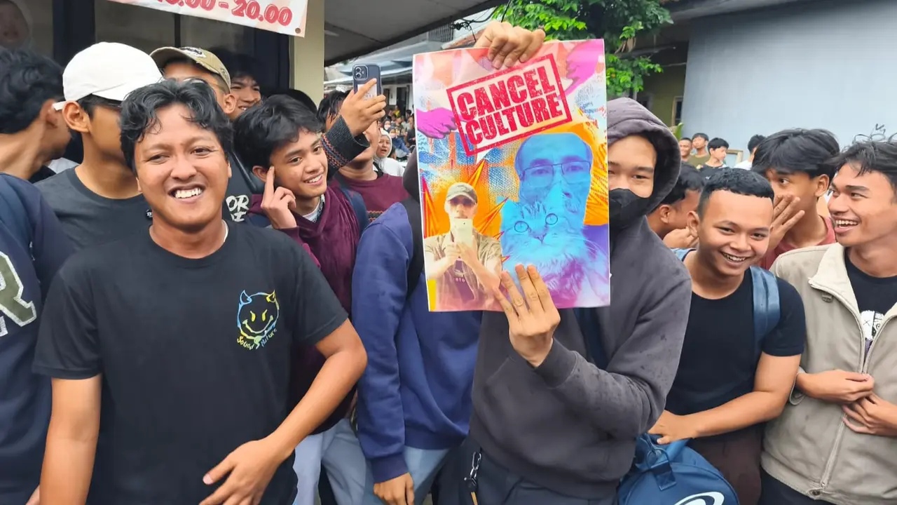 Sejumlah alumni SMPN 3 Depok menggelar aksi di depan sekolah menuntut pengusutan oknum guru melakukan pelecehan terhadap siswinya.
