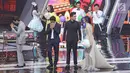 Sejumlah pemain Siapa Takut Jatuh Cinta menunjukkan kebolehannya dalam drama musikal pada ajang SCTV Awards 2017 di Jakarta, Rabu (29/11). Dalam beberapa tahun terakhir, SCTV memang sudah biasa menampilkan drama musikal (Liputan6.com/Herman Zakharia)