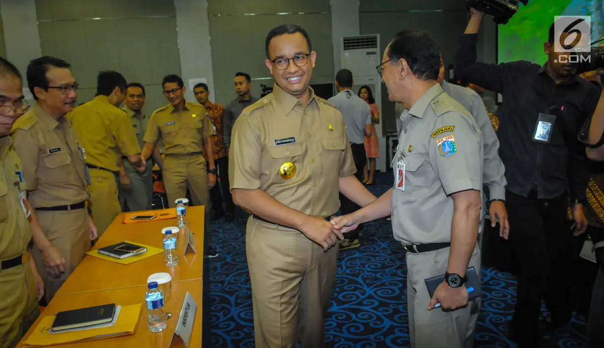 Gubernur baru DKI, Anies Baswedan bersiap menggelar rapat dengan jajaran Pemprov DKI Jakarta di Balai Kota, Selasa(17/10). Hari ini merupakan hari pertama Anies dan Sandiaga Uno berkantor di Balai Kota setelah dilantik. (Liputan6.com/Faizal Fanani)