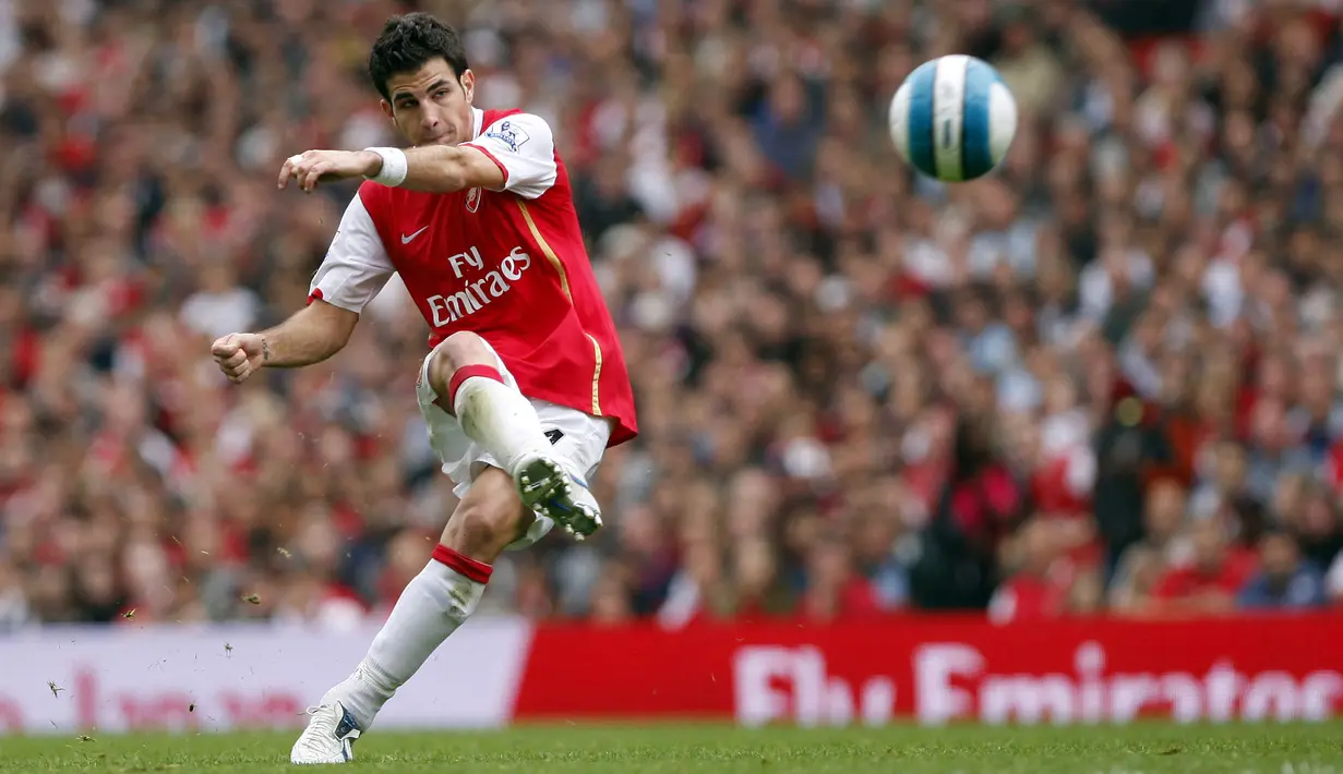 Kobbie Mainoo hanya kalah dari Cesc Fabregas (Arsenal) yang memegang rekor sebagai pemain termuda yang mencetak gol ke gawang Liverpool di Premier League saat berusia 18 tahun 4 hari pada pekan ke-37 Premier League 2004/2005 (8/5/2005) dalam laga yang berkesudahan 3-1 untuk The Gunners. (AFP/Adrian Dennis)